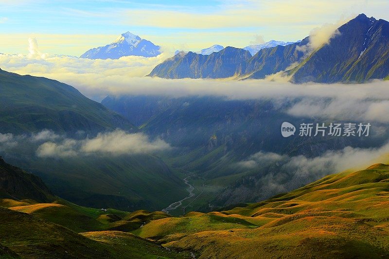 田园诗般的勃朗峰阿尔卑斯景观日出之上的云和山谷