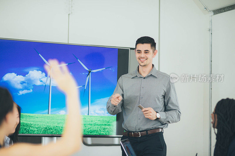 一位拉丁裔男性领导和老板在做商业报告