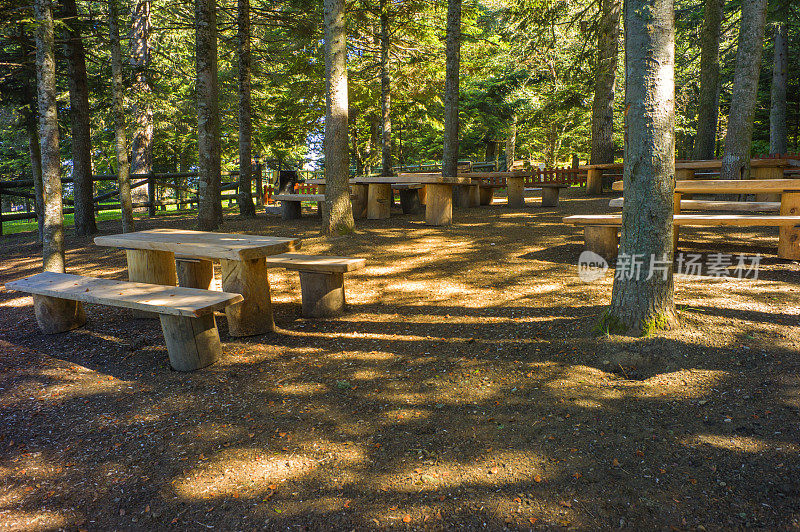 Golcuk湖国家公园的野餐桌上有火鸡