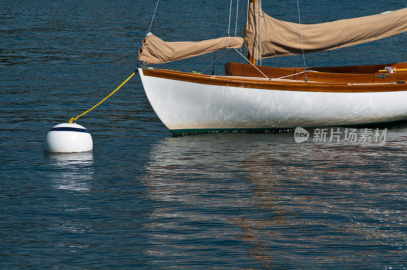 帆船和龙虾浮标
