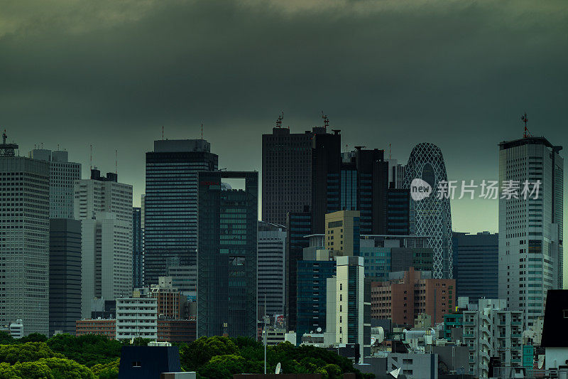 暴风雨的新宿的天际线