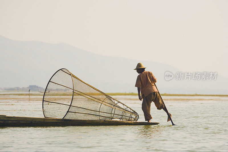 缅甸:在茵莱湖上划船的渔夫