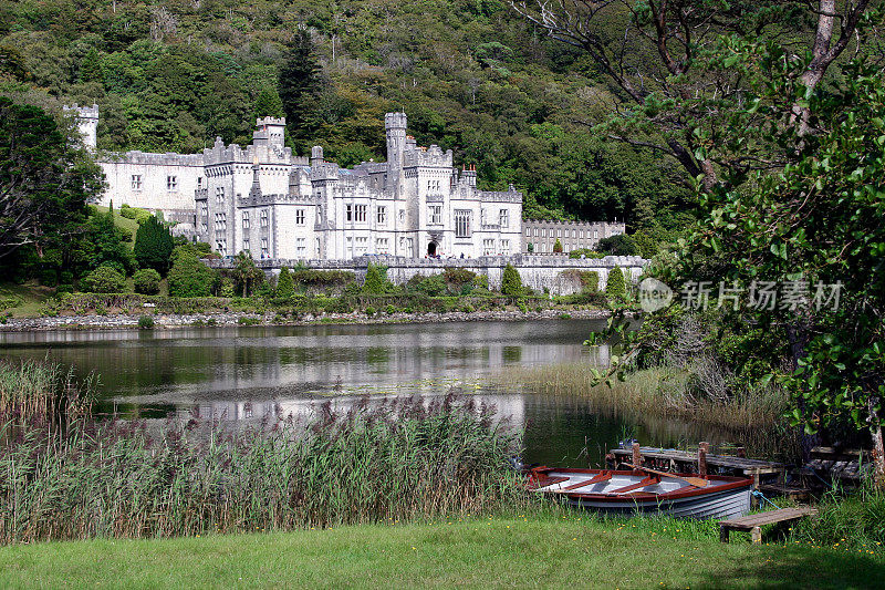 爱尔兰湖上的Kylemore修道院城堡