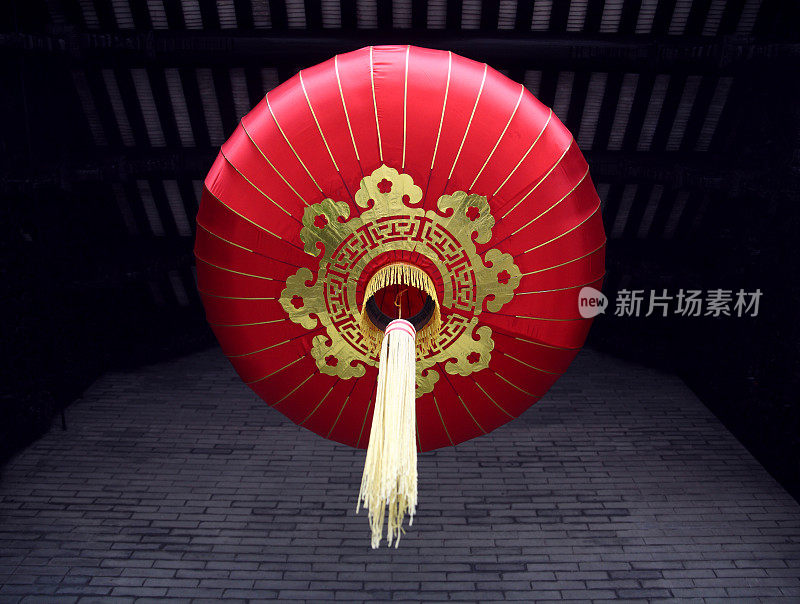 传统的红色和金色中国灯笼