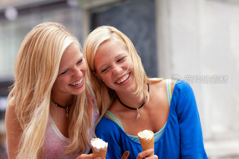 青少年吃冰淇淋