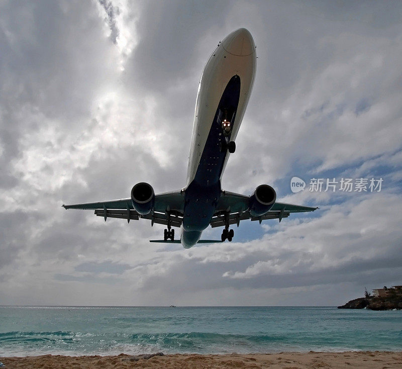 喷气式飞机在海滩上空着陆