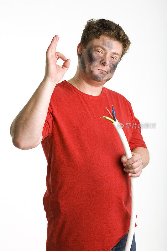 一名男子手持一根电缆，并显示“ok”的标志。