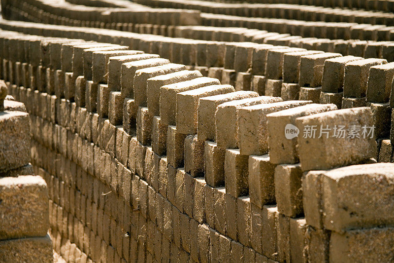 在太阳晒干泥砖的排列