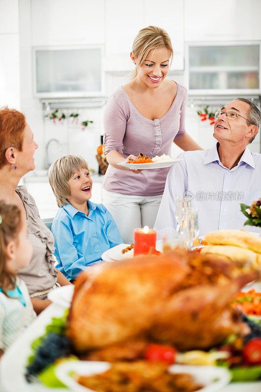 感恩节家人聚餐。