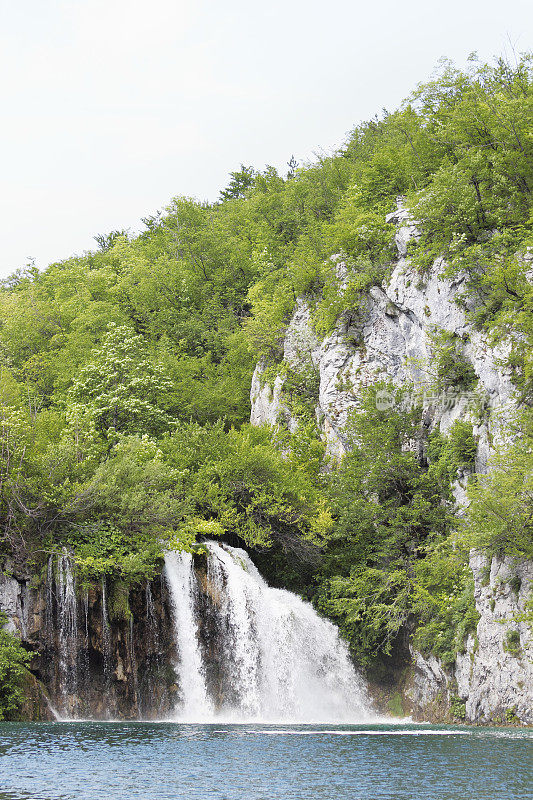 喀斯喀特瀑布的水流进入蓝色的克罗地亚Plitvice湖