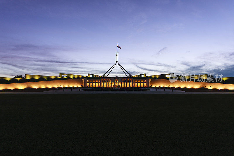 深蓝色的天空照亮了澳大利亚议会大厦