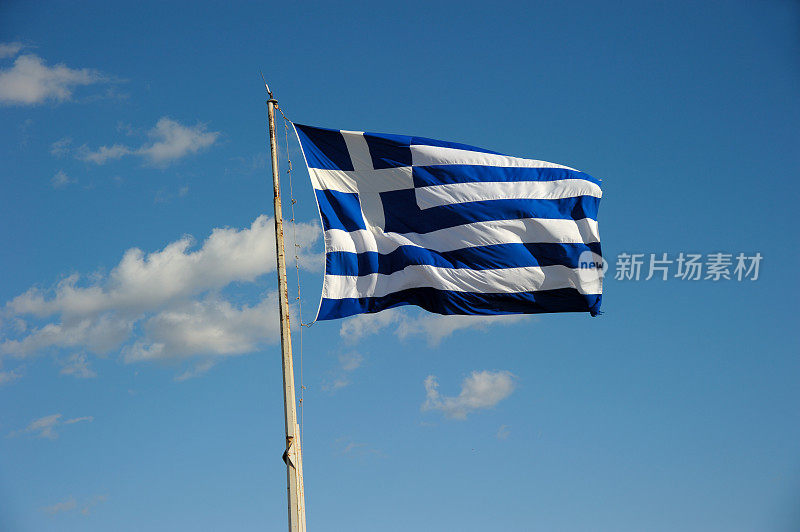 挥舞着希腊国旗