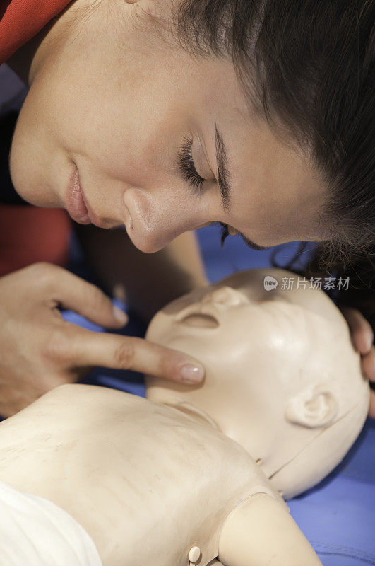 在CPR练习中检查婴儿气道