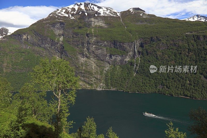 挪威盖兰格峡湾和船渡的侧视图