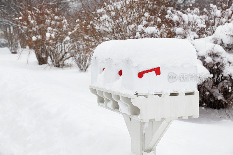 暴风雪中的三个邮箱