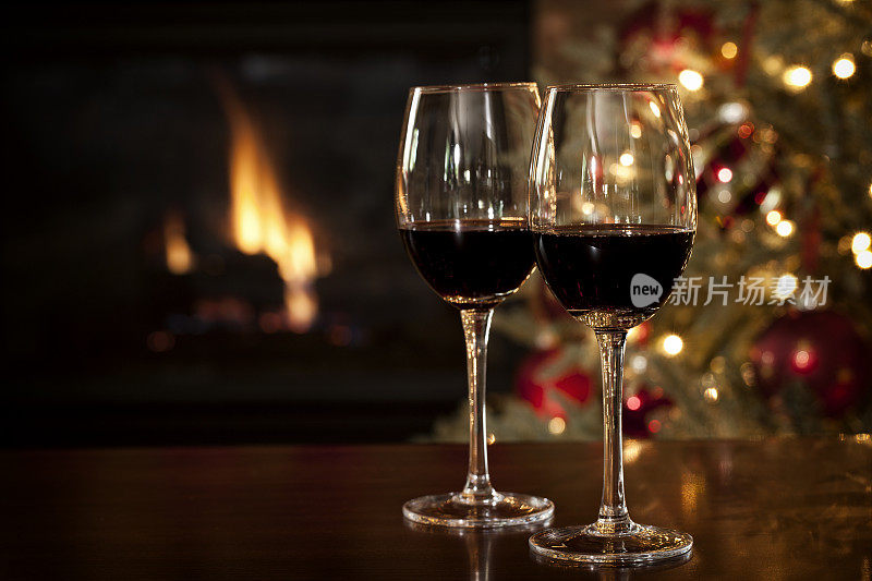 圣诞节时在壁炉前喝红酒