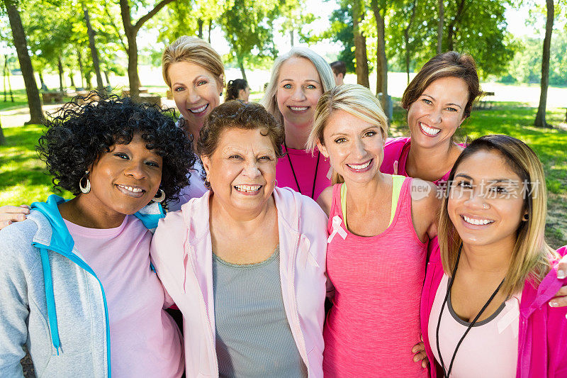 大量不同类型的乳腺癌幸存者参加了比赛