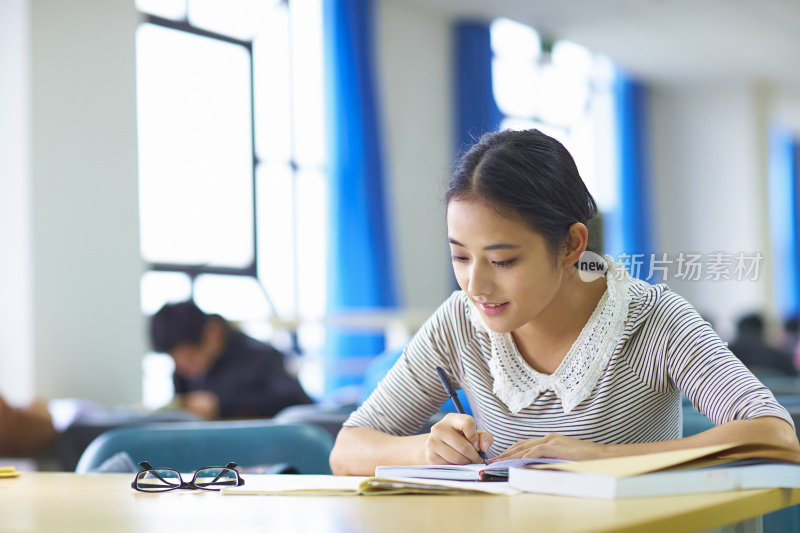 大学生在图书馆学习