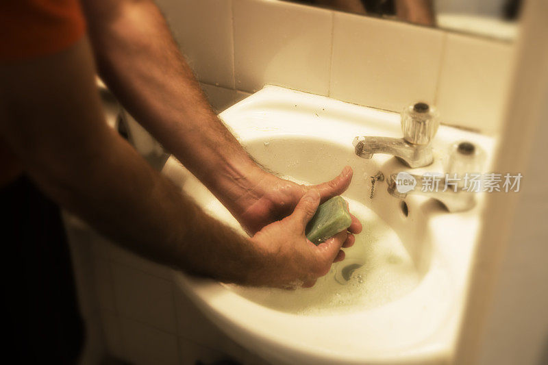 人们在盆里用肥皂洗手