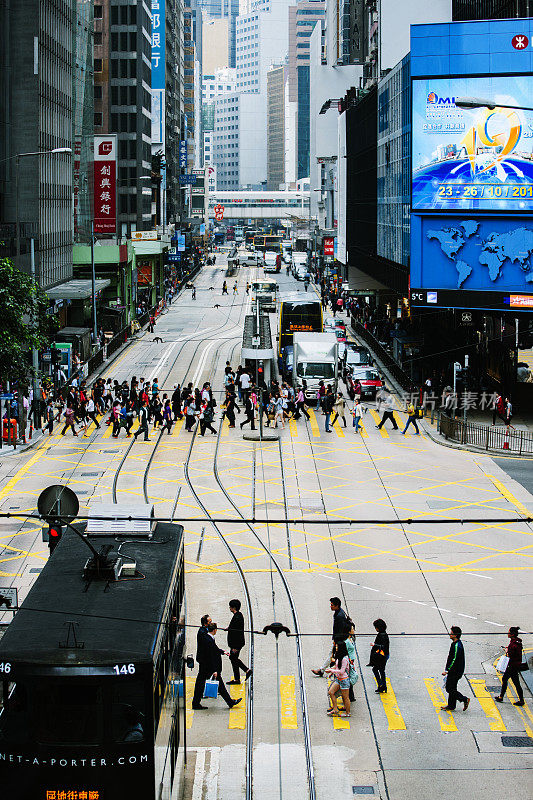 香港中环德辅道西拥挤行人过街