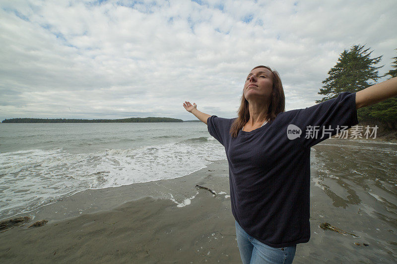 年轻女子在海滩上休息