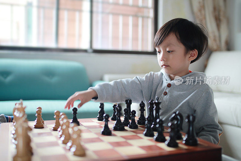 孩子们在下棋