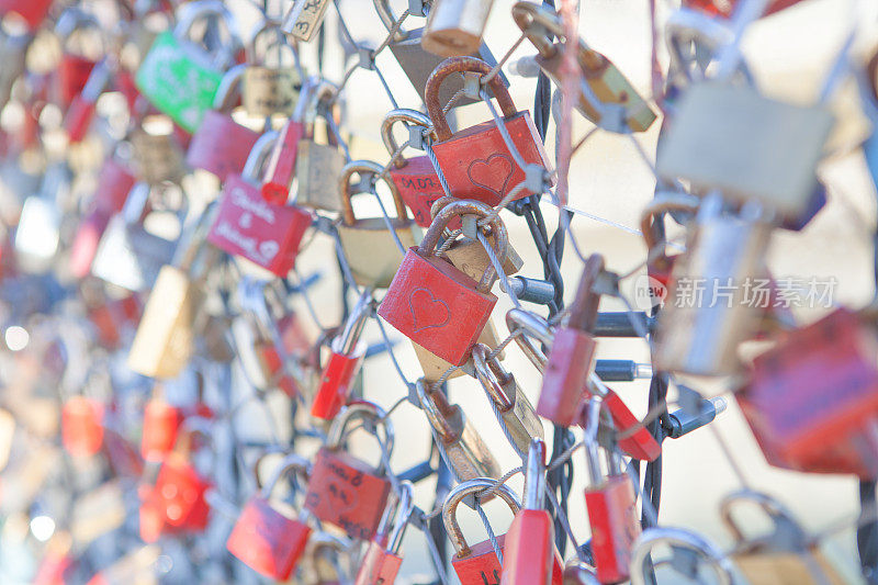 萨尔茨堡桥上的许多爱锁