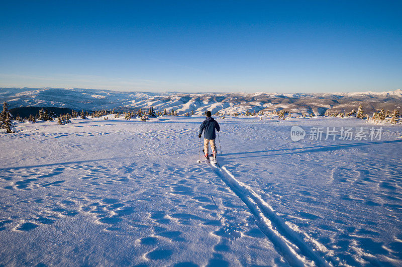 科罗拉多州维尔附近山区冬季滑雪旅游的男人