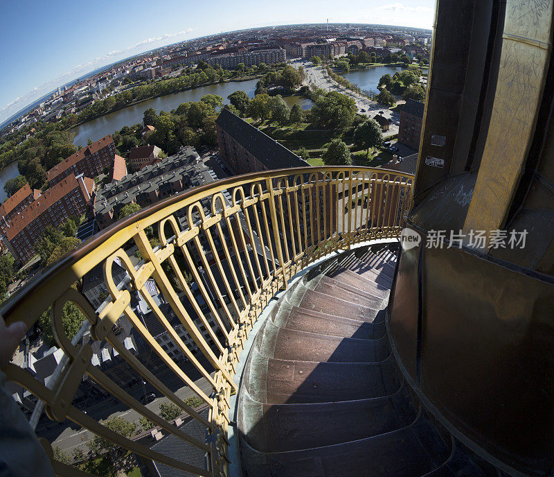 我们的救世主教堂俯瞰哥本哈根的尖顶