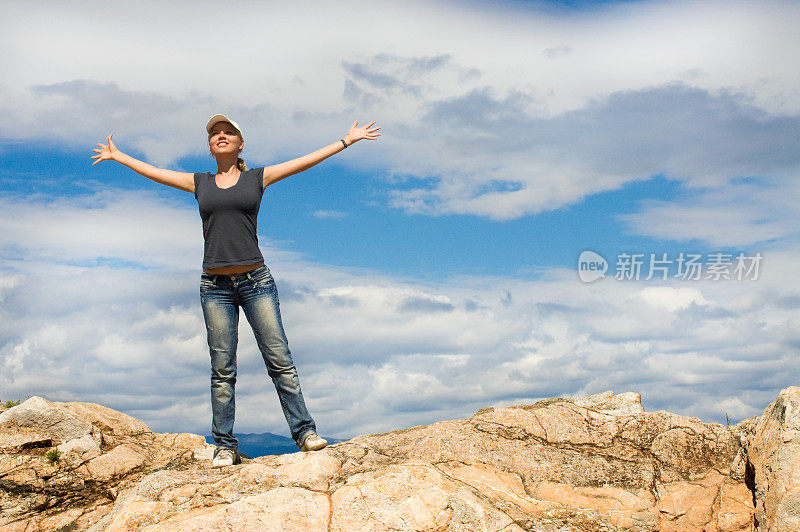 美丽的年轻女子，双臂高举