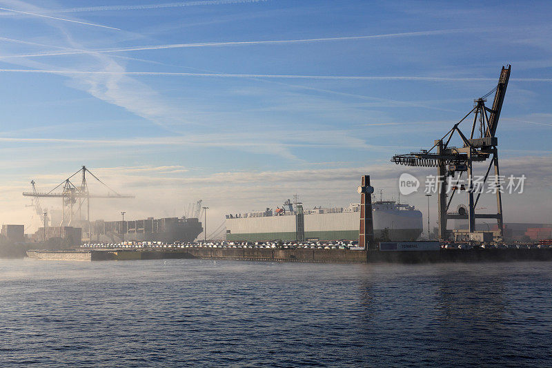 港口的起重机和货船
