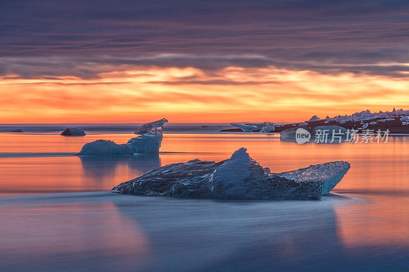 冰岛Jokulsarlon海中的冰山