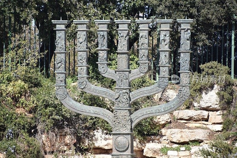 耶路撒冷的以色列议会烛台的雕塑