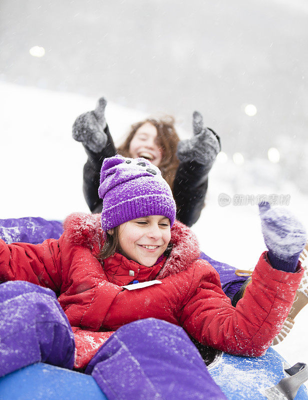 母女俩在雪地里玩耍