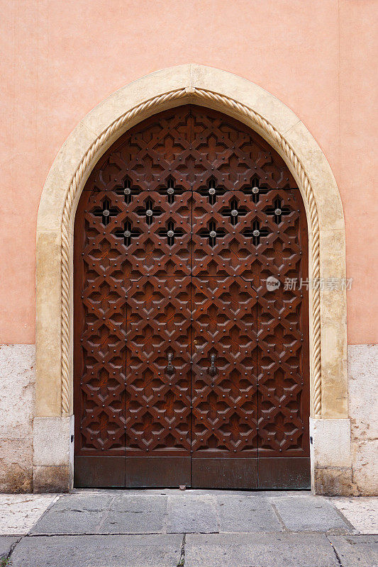 意大利维罗纳中世纪华丽的木雕门