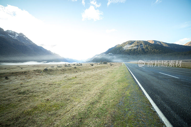 空旷的道路，山景，新西兰