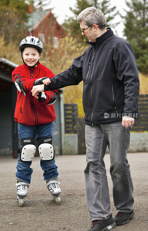 一个男人和一个女孩穿着旱冰鞋