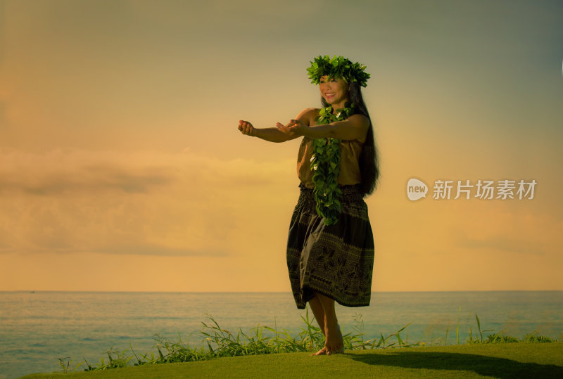 夏威夷草裙舞舞者在日落的海滩上跳舞