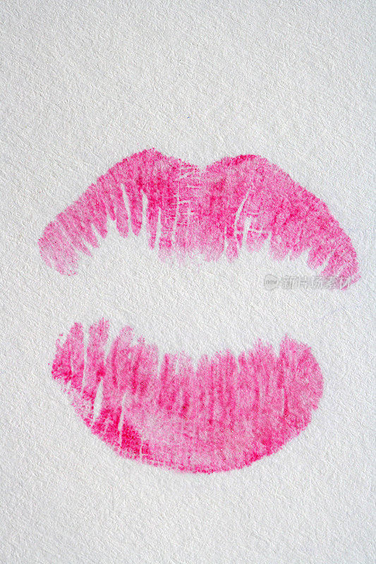 一张白纸上的唇吻