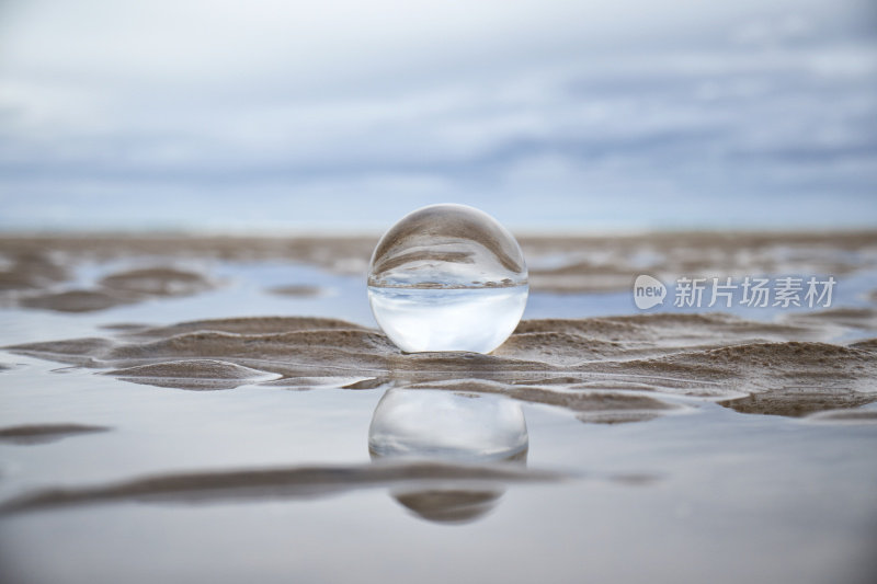 苏格兰海滩上的水晶球