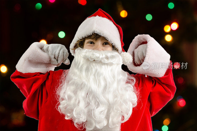 小男孩装扮成圣诞老人，举起手臂