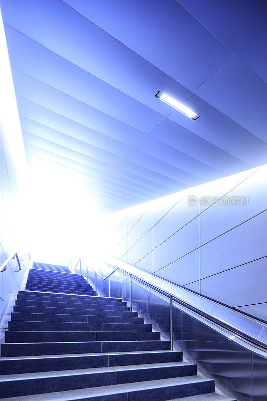 楼梯进入光线
