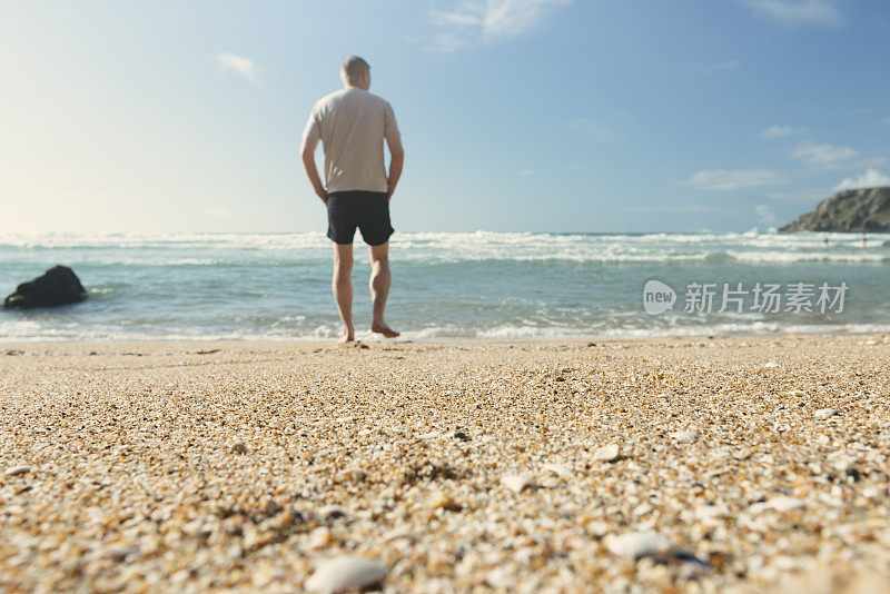 海滩上的中年男子