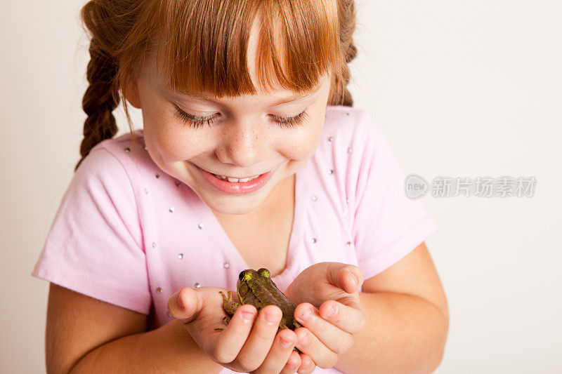 小公主抱着一只青蛙的特写