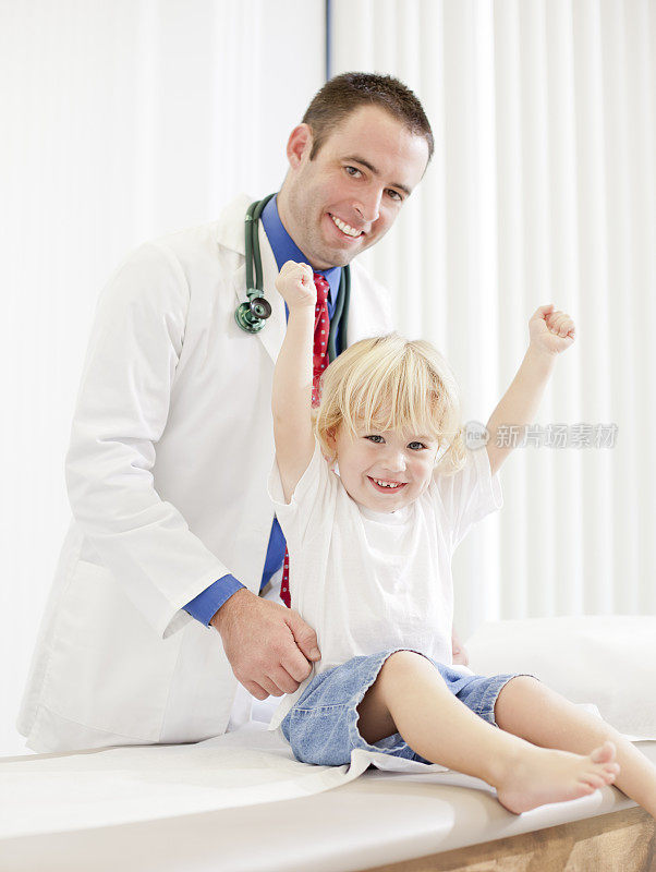儿科医生和儿童