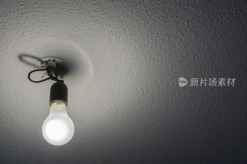 天花板上挂着点着的灯泡