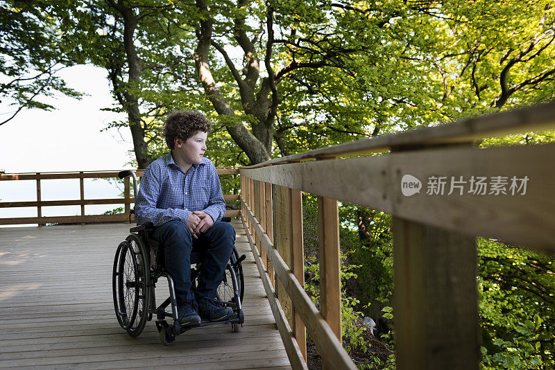 轮椅上的男孩享受特制轮椅人行道