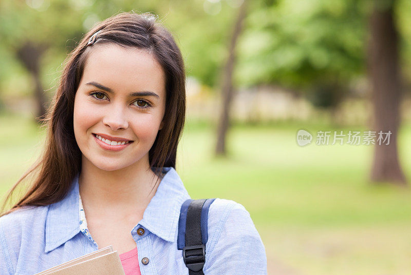 一个可爱的女学生微笑的肖像