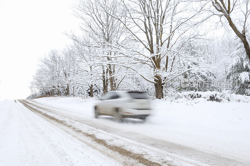 汽车行驶在积雪覆盖的道路上
