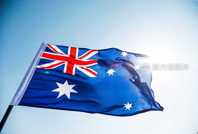 在蓝天下挥舞着澳大利亚国旗